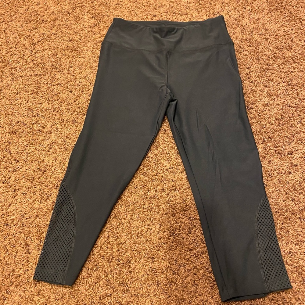 Vogo legging in blueish grey color. Capri style in size medium.